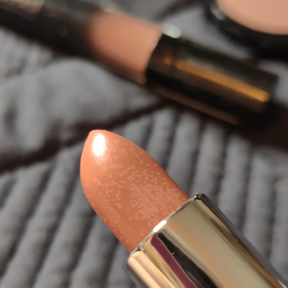 Farmasi make up combo - Picture 2 of 13